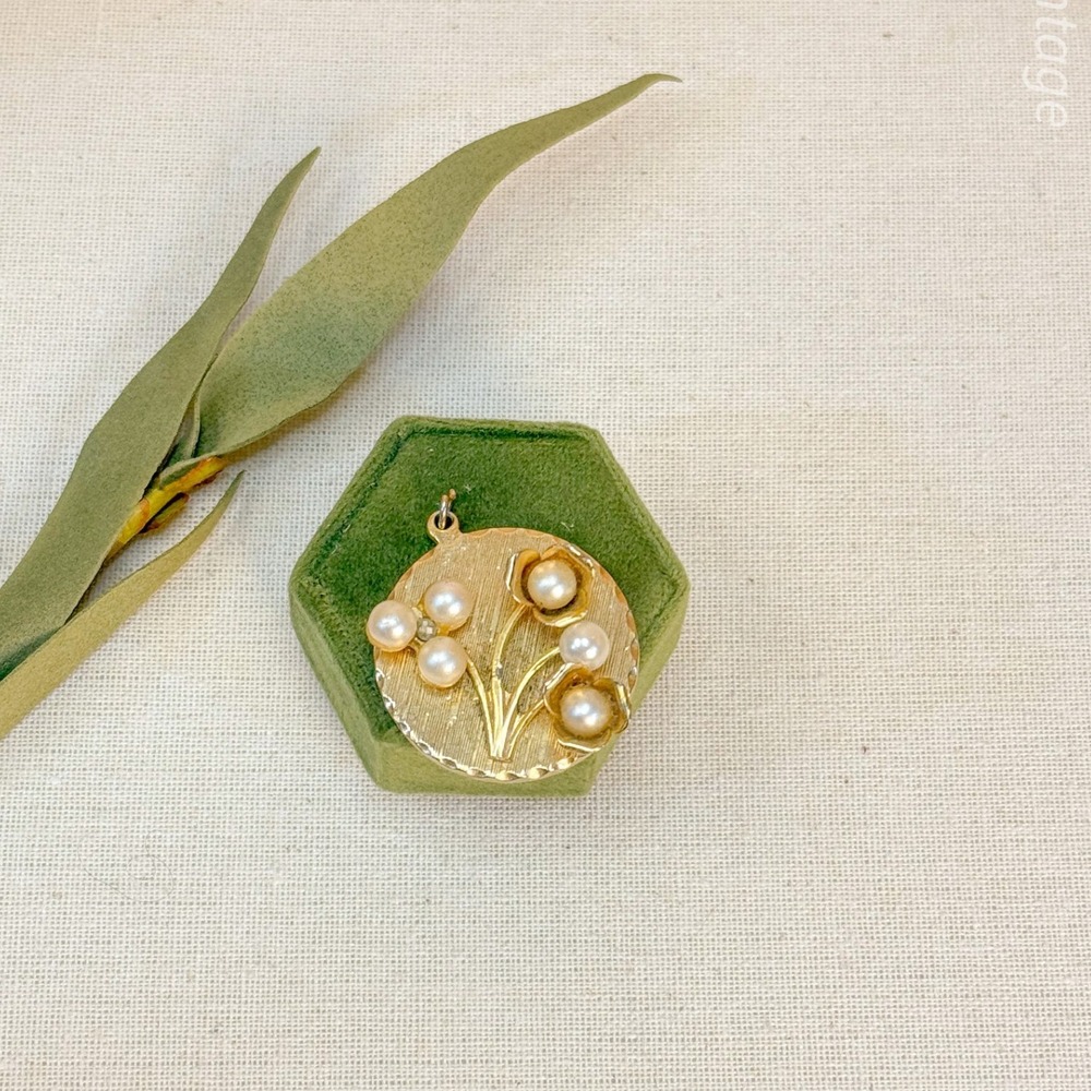 Gold Floral Pendant with Pearls‎